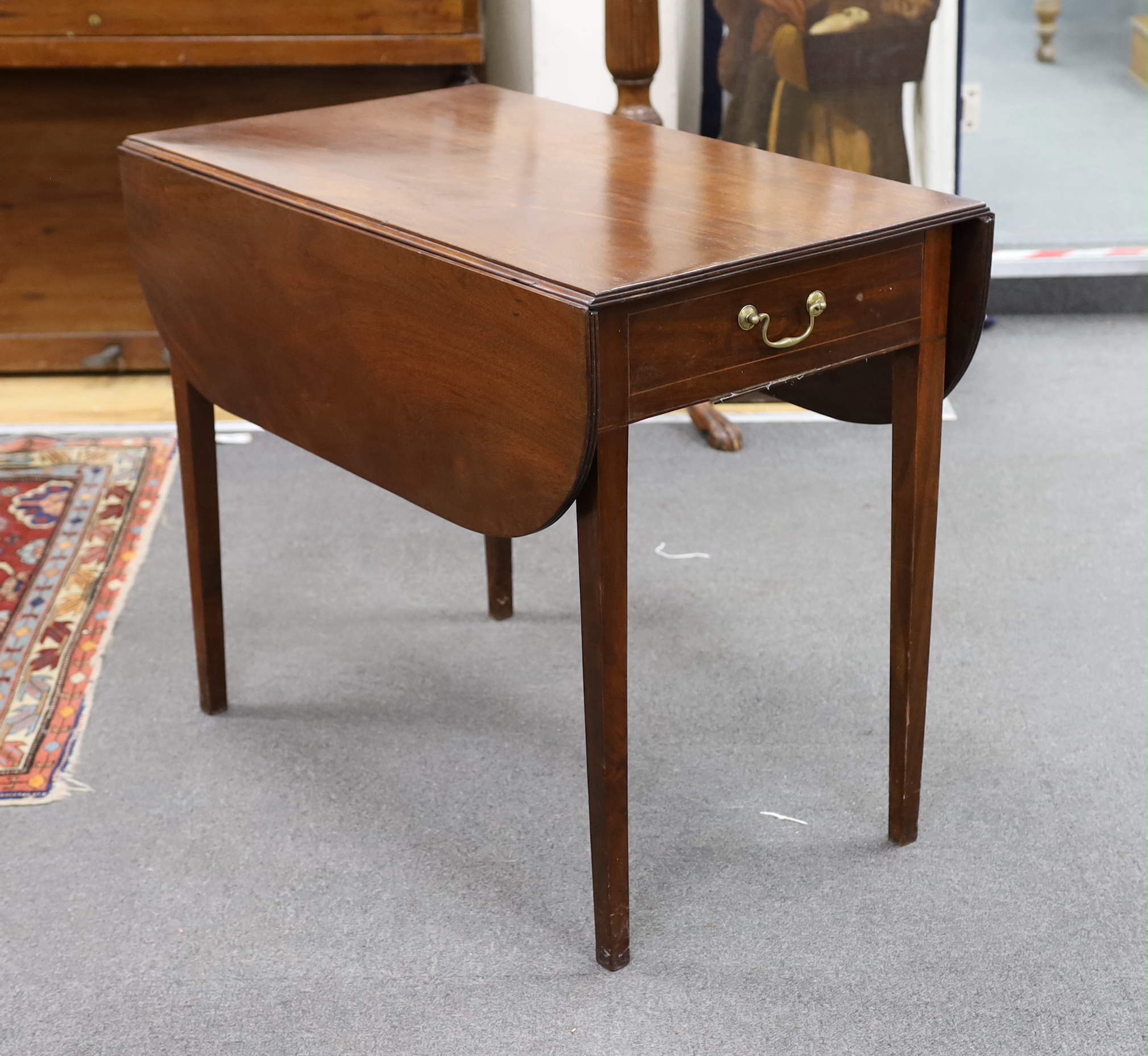 A George III mahogany Pembroke table, width 85cm, depth 52cm, height 71cm